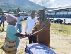 Bupati Tolikara Willem Wandik serahkan secara Simbolis Bantuan Sembako dan PKH Tahap I 2025