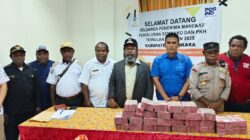 Bupati Tolikara Serahkan Bantuan PKH dan Sembako Kepada Masyarakat Penerima Manfaat
