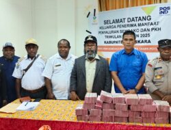 Bupati Tolikara Serahkan Bantuan PKH dan Sembako Kepada Masyarakat Penerima Manfaat