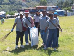 TP PKK Kabupaten Tolikara Gelar Kerja Bakti dan Senam Bersama di Lapangan Merah Putih Karubaga