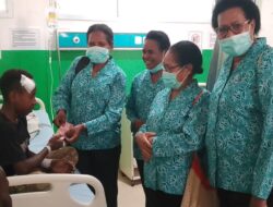 Sentuhan Kasih PKK Tolikara: Jenguk Pasien di RSUD Karubaga sebagai Bentuk Kepedulian Sosial