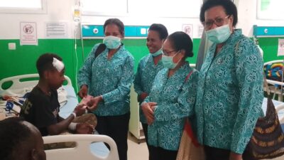 Sentuhan Kasih PKK Tolikara: Jenguk Pasien di RSUD Karubaga sebagai Bentuk Kepedulian Sosial