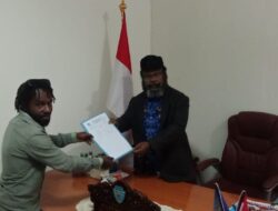 Resmi Terima SK, Kimiron Kogoya Pimpin PMI Tolikara Hingga 2030