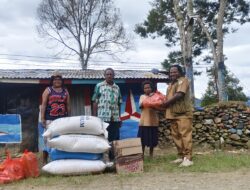 Pemkab Tolikara Salurkan Bantuan bagi Warga Terdampak Longsor di Konda