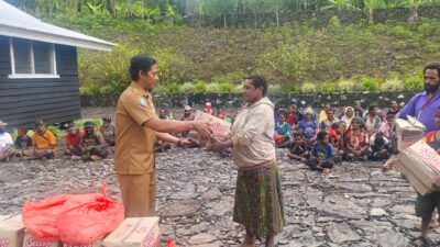 Pemkab Tolikara Salurkan Bantuan Untuk Warga Alobaga dan Winalo Distrik Geya Terdampak Banjir.