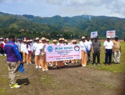 Sekda Tolikara Lepas Jalan Santai HUT Dharma Wanita ke-26