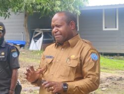 Kadis Sosial Kabupaten Tolikara Andrus Kogoya, S.Sos Serahkan Bingkisan/Kado Natal kepada Seluruh Staf