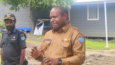 Kadis Sosial Kabupaten Tolikara Andrus Kogoya, S.Sos Serahkan Bingkisan/Kado Natal kepada Seluruh Staf