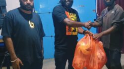 Ketua PSSI Tolikara Serahkan Bantuan Alat Olahraga untuk HUT GIDI ke-63 di Goyage