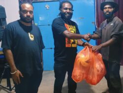 Ketua PSSI Tolikara Serahkan Bantuan Alat Olahraga untuk HUT GIDI ke-63 di Goyage