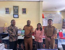 Pegiat Literasi Sepi Wanimbo Serahkan Buku Kebudayaan dan Bahasa Lani di SMP YPPGI Karubaga