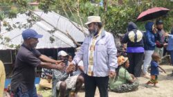 Bupati Tolikara Willem Wandik Menangis Melihat Warga Terdampak Kebakaran