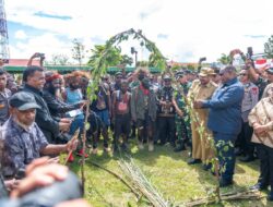 Konflik Perang Suku Lani Jaya–Kurima Resmi Berakhir, Gubernur Jhon Tabo Tegaskan Penyelesaian Harus Lewat Adat.