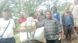 Pemkab Tolikara Tembus Medan Sulit Antar Bantuan Duka ke Egunik