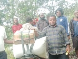 Pemkab Tolikara Tembus Medan Sulit Antar Bantuan Duka ke Egunik