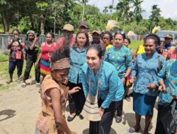 Ketua PKK Kab. Jayapura Tinjau Imunisasi dan Serahkan Bantuan Intervensi Stunting di Distrik Kaureh‎
