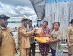Pemkab Jayapura Salurkan 30 Ton Beras untuk Warga Terdampak Luapan Danau Sentani