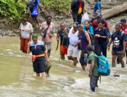 Menembus Hutan Dan Sungai, Bupati Jayapura Tempuh Medan Berat Ke Kampung Omon