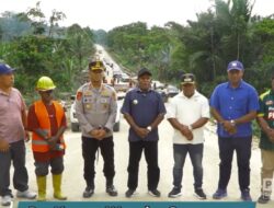 Bupati Dan Wakil Bupati Jayapura Tinjau Pembangunan Jalan Distrik Kemtuk Tembus Kampung Yokiwa
