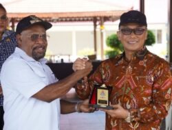 Bupati Jayapura Saat Menjambut Kepala BKN RI Bersama Rombongan di Bandara Sentani, Dalam Perjalan Pulang Dari Biak Menuju Jakarta