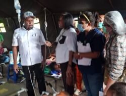 Membantu Pasien, Bupati Jayapura Pastikan Penanganan Pasien Dugaan Keracunan MBG Berjalan Maksimal