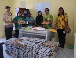 Dinas Perkebunan dan Peternakan Kabupaten Jayapura Salurkan Bantuan Telur Lokal untuk Penanganan Stunting di Waibu